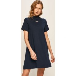 Reebok Classic - Sukienka. Niebieskie sukienki damskie Reebok Classic, na co dzień, s, z aplikacjami, z elastanu, casualowe, z okrągłym kołnierzem, z krótkim rękawem, krótkie, mini, proste. W wyprzedaży za 129,90 zł.