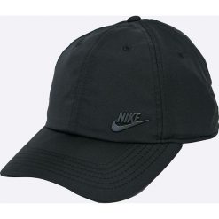Nike Sportswear - Czapka. Czarne czapki męskie marki Nike Sportswear, bez wzorów, z bawełny. W wyprzedaży za 59,90 zł.