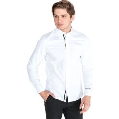 Calvin Klein Koszula Biały. Białe koszule męskie Calvin Klein, l, bez wzorów, z bawełny, bez kołnierzyka, z długim rękawem. Za 393,95 zł.