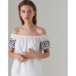 Bawełniana bluzka hiszpanka - Biały. Białe bluzki damskie Mohito, s, bez wzorów, z bawełny, bez kołnierzyka, bez rękawów. Za 49,99 zł.