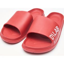 Klapki - Czerwony. Czerwone klapki damskie Cropp, bez wzorów, bez obcasa. Za 49,99 zł.