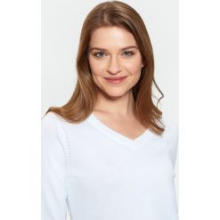 Klasyczny biały sweter z dekoltem w serek. Białe swetry damskie Greenpoint, bez wzorów, z wiskozy, klasyczne, bez rękawów, bez kaptura. Za 39,99 zł.