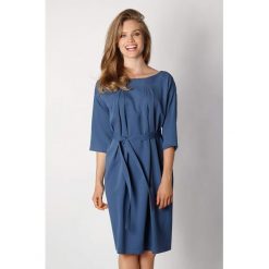 Sukienka w kolorze niebieskim. Niebieskie sukienki damskie Moda na kolor, xs, bez wzorów, bez kołnierzyka, bez rękawów, midi. W wyprzedaży za 124,95 zł.