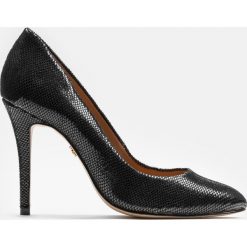 Czarne czółenka damskie. Czarne czółenka peep toe marki Kazar, ze skóry, na wysokim obcasie, na obcasie. Za 469,00 zł.