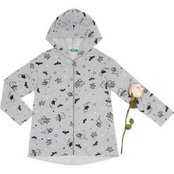 Bluza w kolorze szarym. Szare bluzy niemowlęce Benetton Kids, z nadrukiem, bez rękawów, bez kaptura. W wyprzedaży za 52,95 zł.