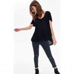 T-SHIRT DAMSKI Z WYDŁUŻONYM TYŁEM. Szare t-shirty damskie marki Top Secret. Za 19,99 zł.