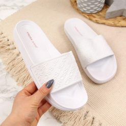 Klapki plażowe basenowe białe Cross Jeans FF2R4152C - biały. Białe klapki damskie Cross Jeans, bez wzorów, z jeansu, bez obcasa. Za 41,99 zł.