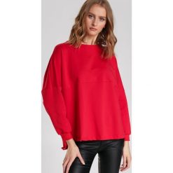Czerwona Bluza Holmes. Czerwone bluzy damskie Renee, s, z nadrukiem, z dzianiny, z długim rękawem, długie, bez kaptura. Za 69,99 zł.