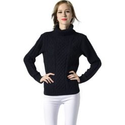 Sweter w kolorze granatowym. Niebieskie swetry damskie Swetry na chłodne dni, bez wzorów, z dzianiny, bez rękawów, bez kaptura. W wyprzedaży za 89,95 zł.