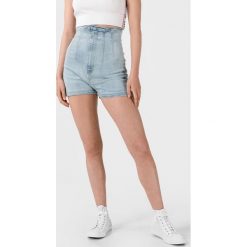 Guess Alexis Szorty Niebieski. Niebieskie szorty damskie Guess, z aplikacjami, z elastanu. Za 395,95 zł.