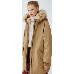 Parka z futrzanym kapturem. Brązowe parki damskie Pull&Bear, z futra. Za 349,00 zł.