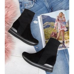 Botki damskie Sixth Sens JW63 Czarne. Czarne botki damskie Sixth Sens, z tworzywa sztucznego, sportowe, bez obcasa, na koturnie, bez zapięcia. Za 139,00 zł.