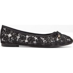 Baleriny bonprix czarny. Czarne baleriny damskie bonprix, w koronkowe wzory, z koronki, bez obcasa. Za 54,99 zł.