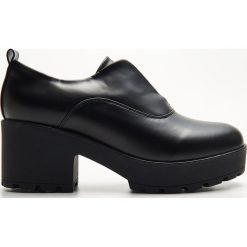 Botki na obcasie - Czarny. Czarne botki damskie Cropp, bez obcasa, na obcasie, bez zapięcia. Za 119,99 zł.