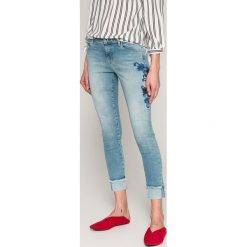 Only - Jeansy Carmen. Jeansy damskie ONLY. W wyprzedaży za 129,90 zł.