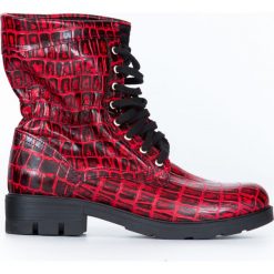 Wiązane botki z tłoczeniem - skóra naturalna - model 431 - kolor czarno-czerwony krokodyl. Czerwone botki damskie Zapato, na zimę, z jeansu, bez obcasa, na płaskiej podeszwie, na sznurówki. W wyprzedaży za 299,25 zł.