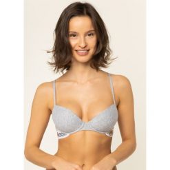 Biustonosz push-up Moschino Underwear & Swim A4615 9003. Czarne biustonosze Moschino Underwear & Swim, bez wzorów, z elastanu. W wyprzedaży za 219,00 zł.