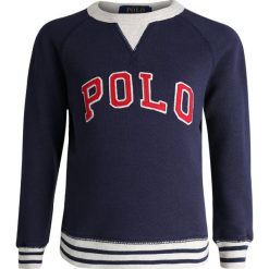 Polo Ralph Lauren GRAPHIC Bluza newport navy. Niebieskie bluzy chłopięce Polo Ralph Lauren, z bawełny. Za 319,00 zł.
