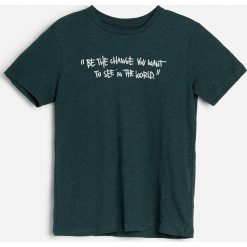 Bawełniany t-shirt z napisem -. T-shirty męskie Reserved, z napisami, z bawełny, bez kołnierzyka. Za 19,99 zł.