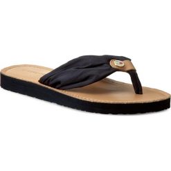 Japonki TOMMY HILFIGER - Leather Footbed Beach Sandal FW0FW00475 Midnight 403. Niebieskie klapki damskie TOMMY HILFIGER, w paski, ze skóry, bez obcasa. W wyprzedaży za 139,00 zł.