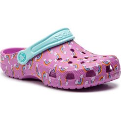 Klapki CROCS - Classic Seasonal Grphc Clg K 205620 Violet. Różowe sandały dziewczęce Crocs. W wyprzedaży za 119,00 zł.