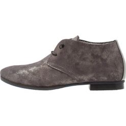 Donna Carolina Oksfordki polvere stone. Szare jazzówki damskie marki Donna Carolina, na sznurówki. Za 629,00 zł.