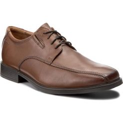 Półbuty CLARKS - Tilden Walk 261300957 Dark Tan Leather. Pomarańczowe buty wizytowe męskie Clarks, ze skóry ekologicznej, bez zapięcia. W wyprzedaży za 199,00 zł.