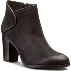 Botki CARINII - B3528 360-E50-POL-A93. Czarne buty zimowe damskie marki Carinii, z nubiku, na obcasie. W wyprzedaży za 239,00 zł.