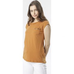 Camelowy T-shirt Theva. Brązowe bluzki damskie Born2be, na co dzień, s, bez wzorów, z okrągłym kołnierzem, z krótkim rękawem. Za 54,99 zł.