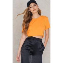 T-shirty damskie: NA-KD Basic Krótki T-shirt z pogłebieniem na plecach – Orange