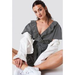 NA-KD Boho Kombinezon z falbanką - Black. Czarne kombinezony damskie marki NA-KD Boho, bez wzorów, z poliesteru, boho, z falbankami, z krótkim rękawem, krótkie. W wyprzedaży za 60,97 zł.