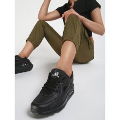Czarne Buty Sportowe Peach Perfect. Czarne buty sportowe damskie Renee, bez wzorów, sportowe. Za 109,99 zł.