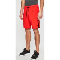 Reebok - Szorty. Czerwone spodenki sportowe męskie Reebok, m, bez wzorów, z poliesteru, sportowe. W wyprzedaży za 99,90 zł.