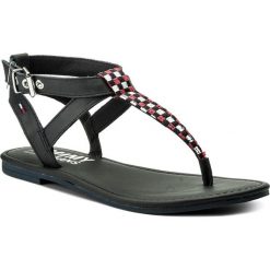 Japonki Tommy Jeans Flat Sandal Gingham Pattern EN0EN00213. Niebieskie klapki damskie Tommy Jeans, bez wzorów, z jeansu, bez obcasa. W wyprzedaży za 219,00 zł.