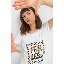 T-shirt z nadrukiem. Brązowe koszulki damskie Orsay, xs, z nadrukiem, z bawełny, bez kołnierzyka, z krótkim rękawem. Za 29,99 zł.