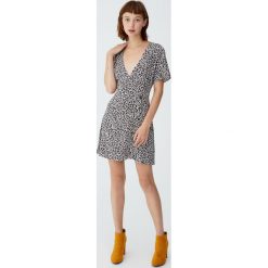 Sukienka w panterkę z kopertowym dekoltem z guzikami. Szare sukienki damskie z falbanami marki Pull&Bear, z motywem zwierzęcym, z kopertowym dekoltem, kopertowe. Za 99,90 zł.