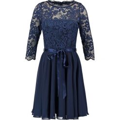 Swing Sukienka koktajlowa dark blue. Niebieskie sukienki damskie marki Swing, bez wzorów, z poliesteru, wizytowe, bez kołnierzyka, bez rękawów. Za 599,00 zł.