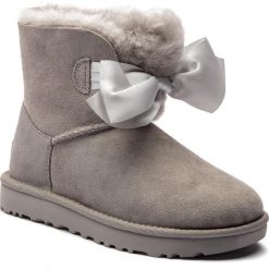 Buty UGG - W Gita Bow Mini 1098360 W/Sel. Szare kozaki damskie marki Ugg, ze skóry, bez obcasa, bez zapięcia. W wyprzedaży za 569,00 zł.