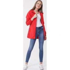Czerwona Bluza Lennon. Czerwone bluzy damskie Born2be, xl, bez wzorów, z dzianiny, z długim rękawem, długie, z kapturem. Za 69,99 zł.