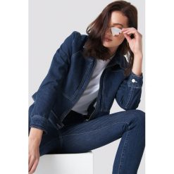 NA-KD Trend Krótka kurtka jeansowa - Blue. Niebieskie bomberki damskie NA-KD Trend, z bawełny. Za 283,95 zł.