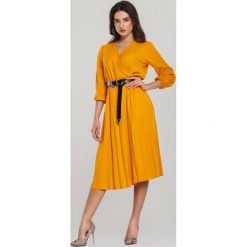 Żółta Sukienka Hacketts. Żółte sukienki damskie Renee, s, bez wzorów, eleganckie, bez kołnierzyka, bez rękawów, długie, midi, rozkloszowane. Za 99,99 zł.