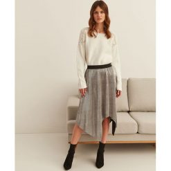EFEKTOWNY SWETER Z KORALIKAMI. Białe swetry damskie Top Secret, na lato, z aplikacjami, z dzianiny, bez rękawów, bez kaptura. W wyprzedaży za 59,99 zł.