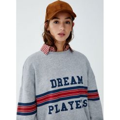 Bluza college z paskami. Szare bluzy damskie marki Pull&Bear, w paski. Za 89,90 zł.