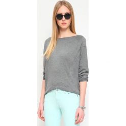 SWETER DŁUGI RĘKAW DAMSKI LUŹNY. Szare swetry damskie Top Secret, bez wzorów, z dzianiny, z długim rękawem, długie, bez kaptura. W wyprzedaży za 39,99 zł.