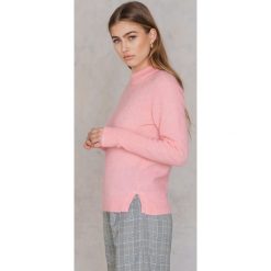 Swetry klasyczne damskie: Second Female Sweter z okrągłym dekoltem i rozcięciami Brook – Pink