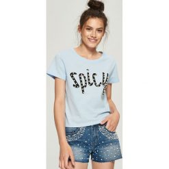 T-shirty damskie: T-shirt z perłową aplikacją – Niebieski