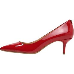 MICHAEL Michael Kors FLEX KITTEN Czółenka scarlet. Czarne czółenka marki MICHAEL Michael Kors, z gumy, przed kolano, na wysokim obcasie. Za 509,00 zł.