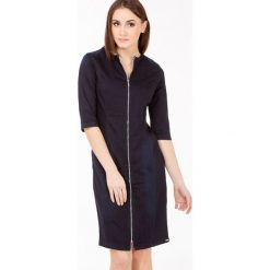 Sukienka z ciemnego denimu. Sukienki damskie Monnari, na co dzień, bez wzorów, z denimu, casualowe, bez kołnierzyka, bez rękawów, midi, proste. Za 111,60 zł.