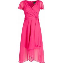 Sukienka koktajlowa DKNY DD9AI154. Różowe sukienki damskie DKNY, bez wzorów, z poliesteru, wizytowe, bez kołnierzyka, bez rękawów. W wyprzedaży za 469,00 zł.