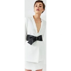 Simple - Spódnica. Szare minispódniczki marki Simple, z dzianiny, eleganckie, z dekoltem w łódkę. W wyprzedaży za 239,90 zł.